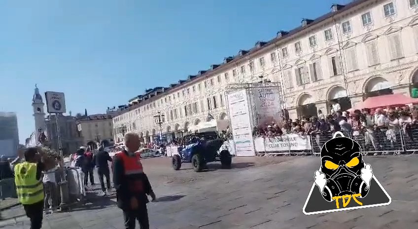 Auto sulla folla al Salone di Torino 2024: video shock