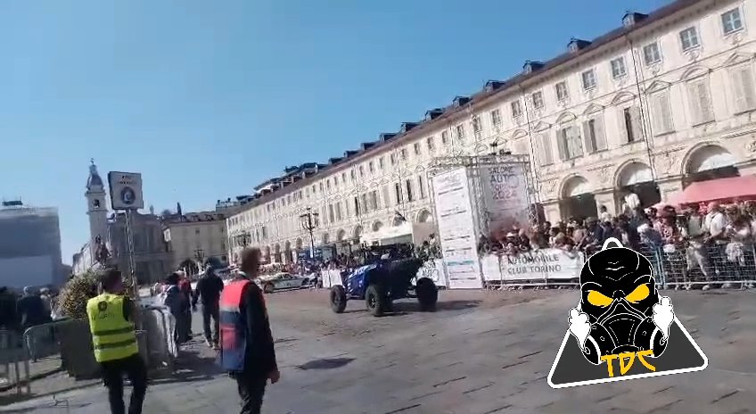 Auto sulla folla al Salone di Torino 2024: video shock