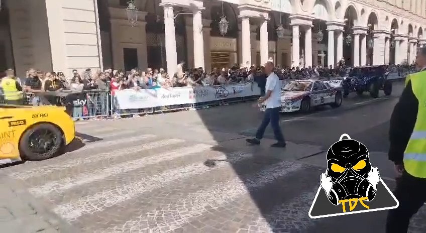 Auto sulla folla al Salone di Torino 2024: video shock