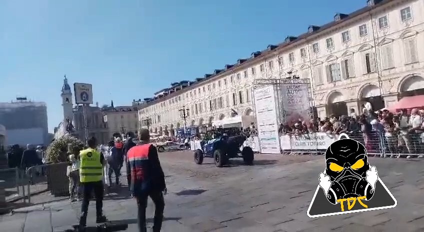 Auto sulla folla al Salone di Torino 2024: video shock