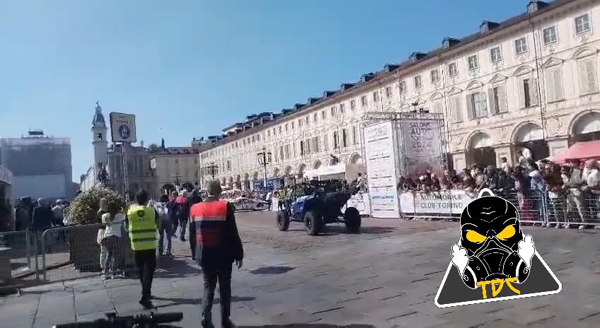 Auto sulla folla al Salone di Torino 2024: video shock