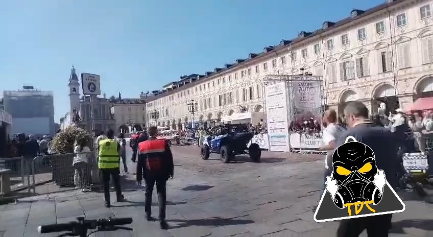 Auto sulla folla al Salone di Torino 2024: video shock