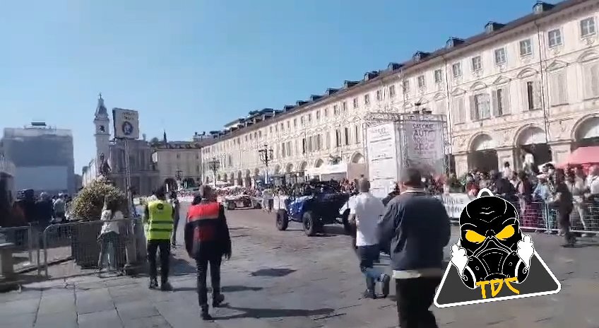 Auto sulla folla al Salone di Torino 2024: video shock