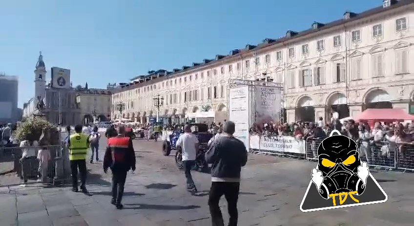 Auto sulla folla al Salone di Torino 2024: video shock