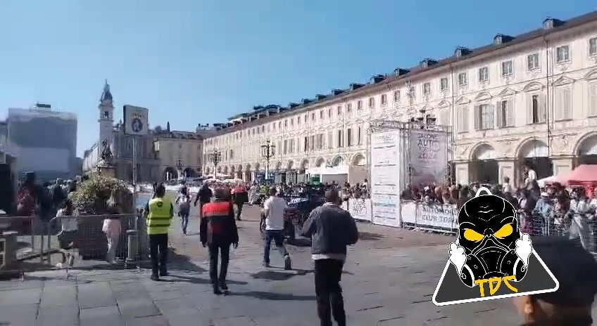 Auto sulla folla al Salone di Torino 2024: video shock