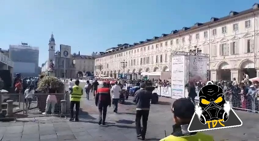 Auto sulla folla al Salone di Torino 2024: video shock