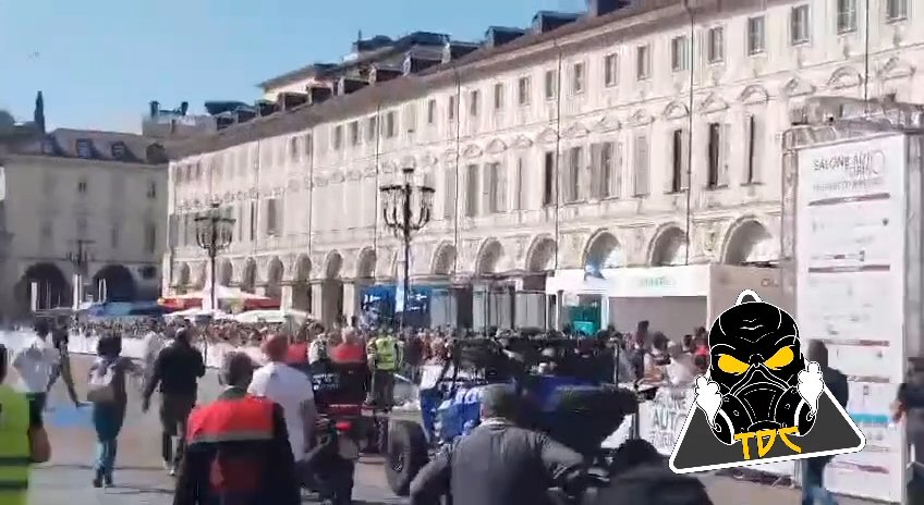 Auto sulla folla al Salone di Torino 2024: video shock