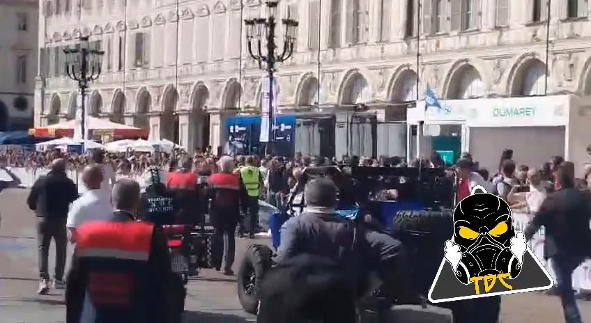 Auto sulla folla al Salone di Torino 2024: video shock