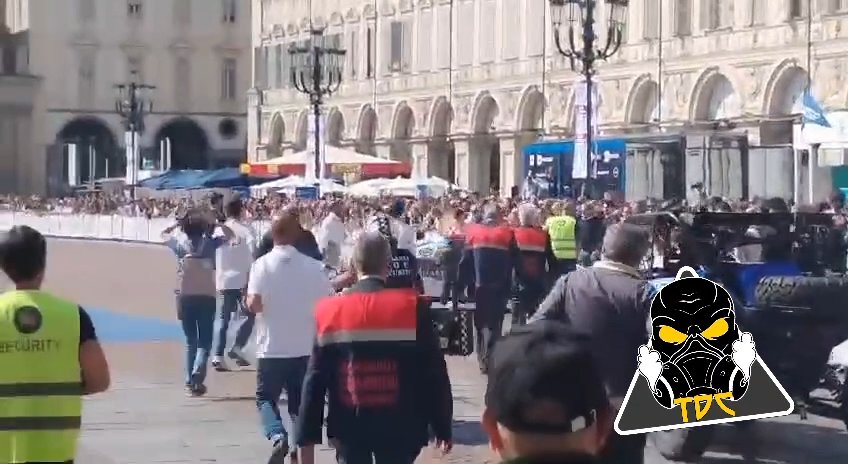 Auto sulla folla al Salone di Torino 2024: video shock