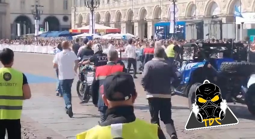 Auto sulla folla al Salone di Torino 2024: video shock