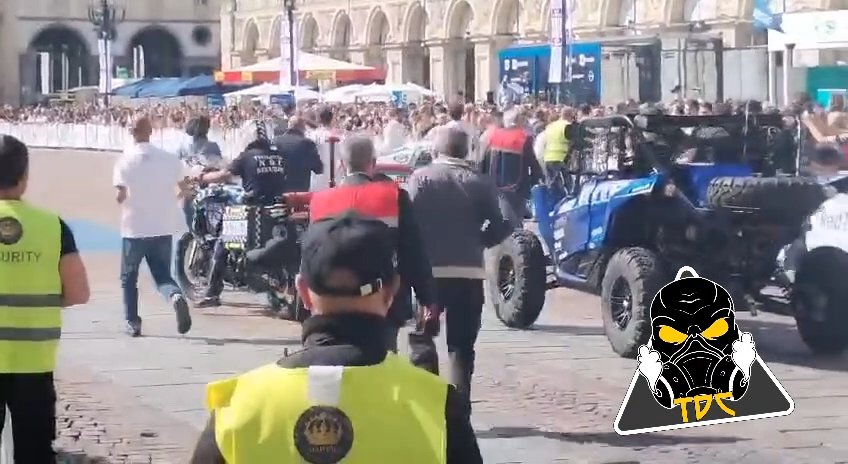 Auto sulla folla al Salone di Torino 2024: video shock