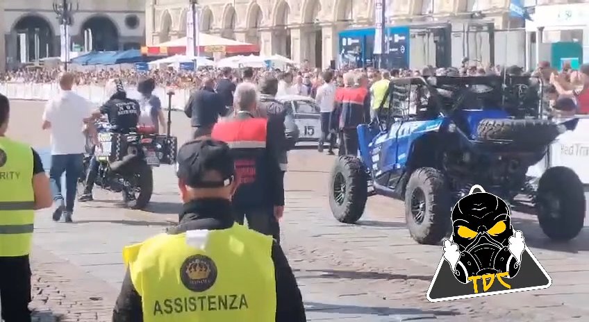 Auto sulla folla al Salone di Torino 2024: video shock