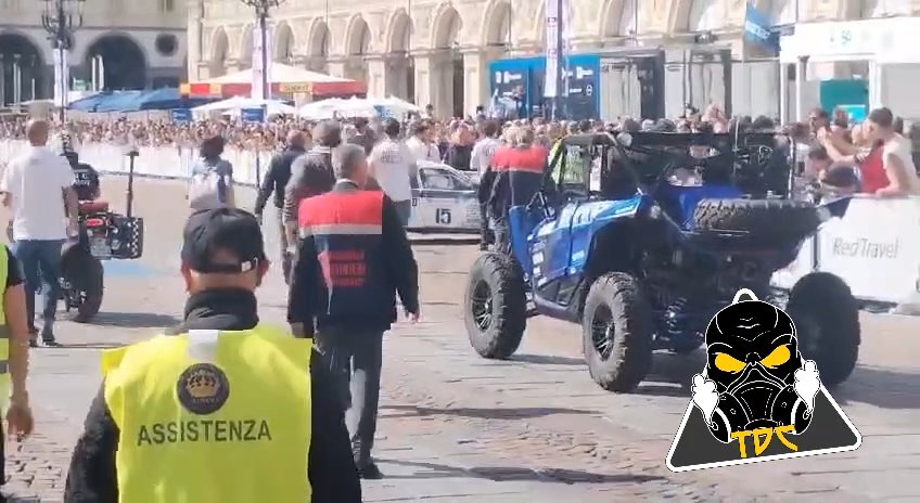 Auto sulla folla al Salone di Torino 2024: video shock