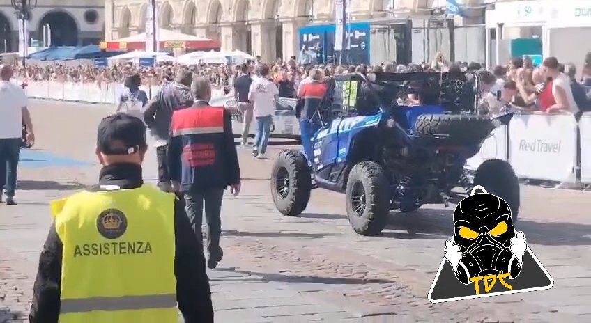 Auto sulla folla al Salone di Torino 2024: video shock