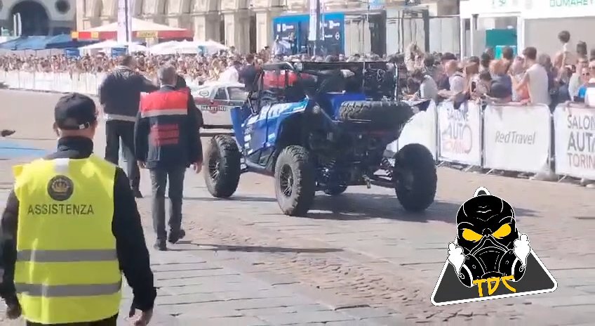 Auto sulla folla al Salone di Torino 2024: video shock