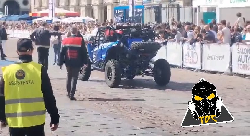 Auto sulla folla al Salone di Torino 2024: video shock