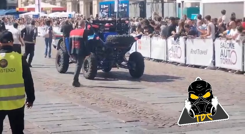 Auto sulla folla al Salone di Torino 2024: video shock