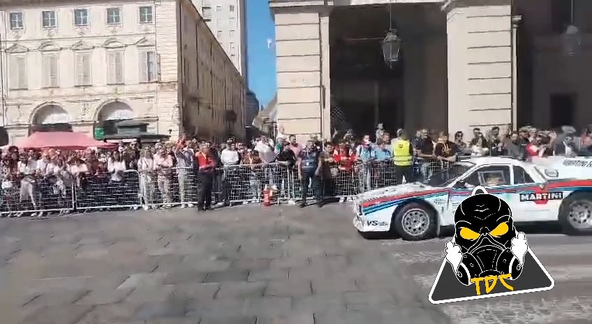 Auto sulla folla al Salone di Torino 2024: video shock