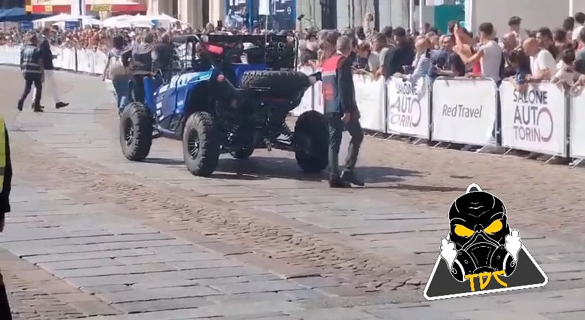 Auto sulla folla al Salone di Torino 2024: video shock