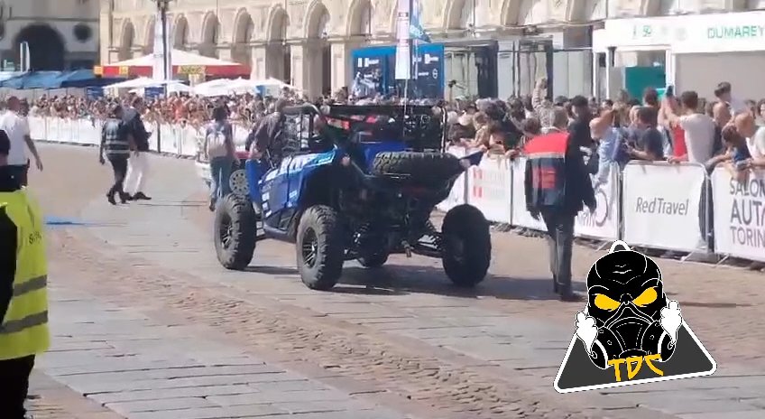 Auto sulla folla al Salone di Torino 2024: video shock