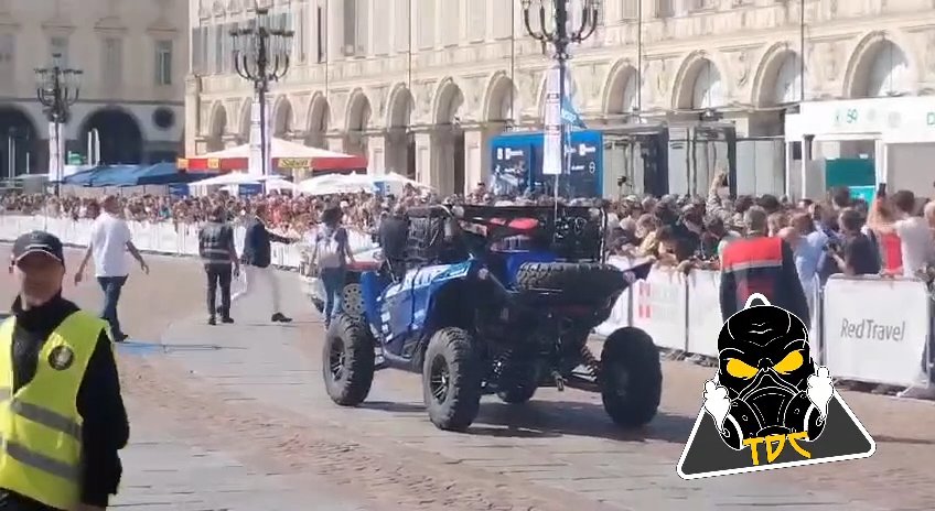 Auto sulla folla al Salone di Torino 2024: video shock