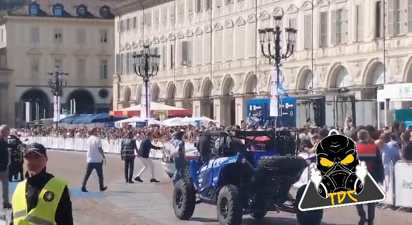 Auto sulla folla al Salone di Torino 2024: video shock