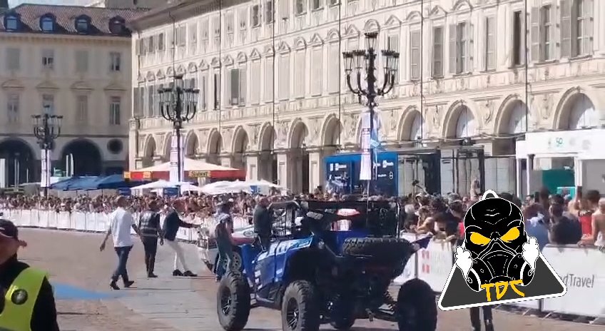 Auto sulla folla al Salone di Torino 2024: video shock