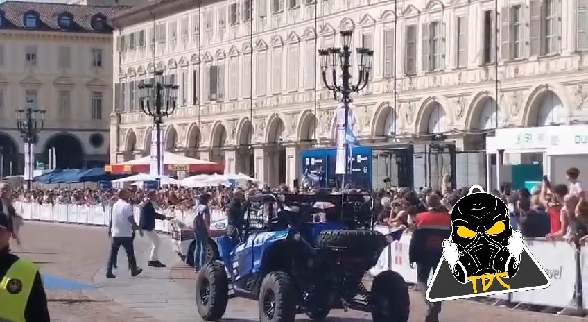 Auto sulla folla al Salone di Torino 2024: video shock