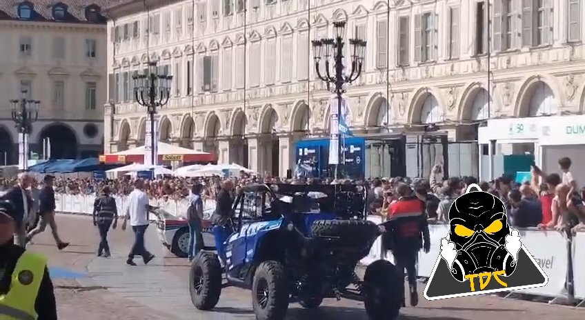 Auto sulla folla al Salone di Torino 2024: video shock