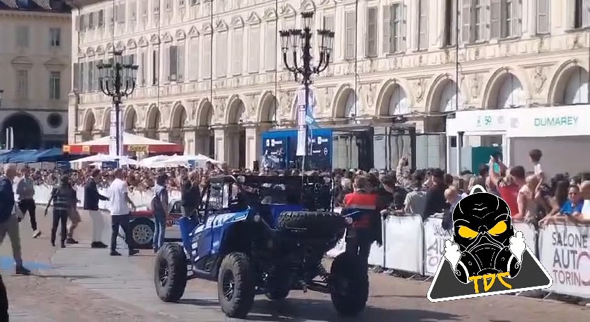 Auto sulla folla al Salone di Torino 2024: video shock