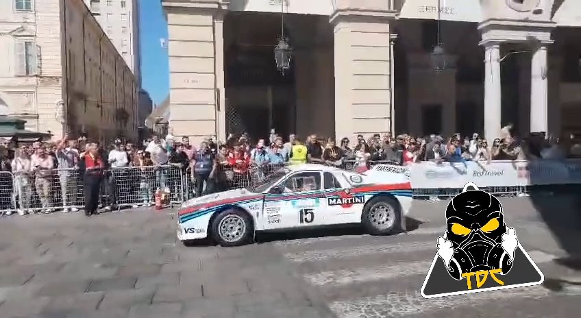 Auto sulla folla al Salone di Torino 2024: video shock