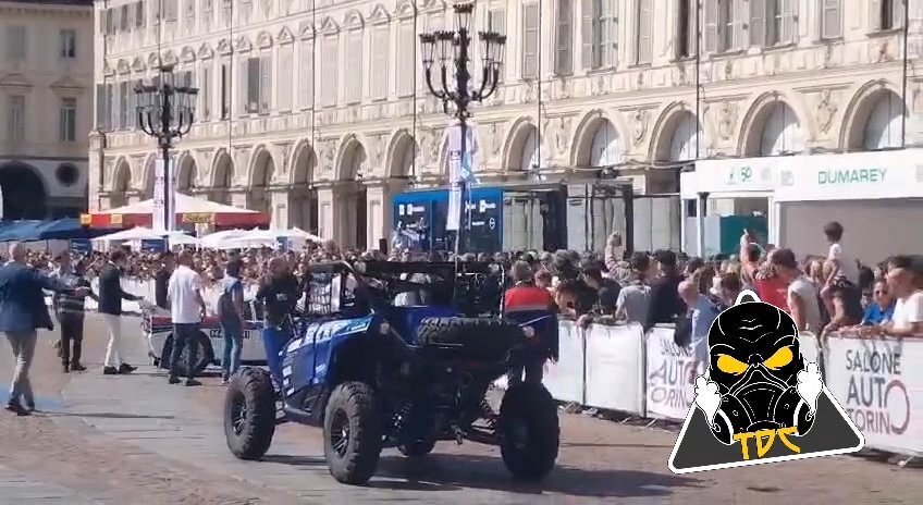 Auto sulla folla al Salone di Torino 2024: video shock