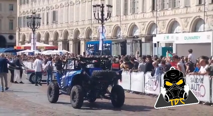 Auto sulla folla al Salone di Torino 2024: video shock