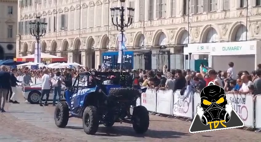 Auto sulla folla al Salone di Torino 2024: video shock