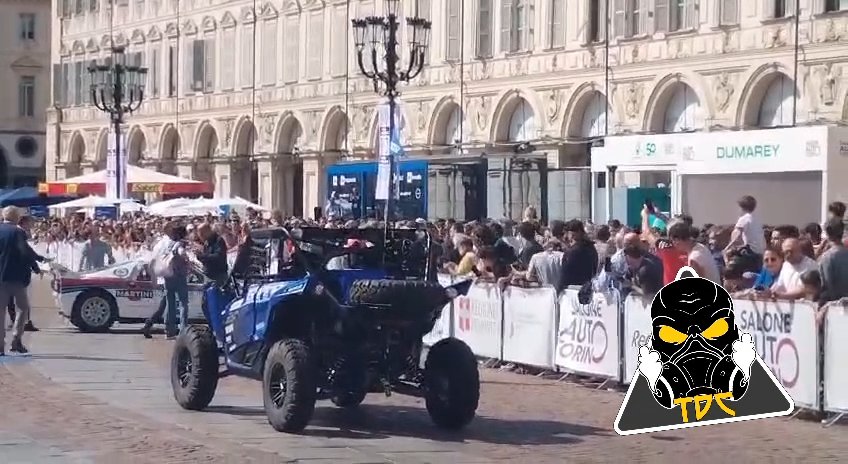 Auto sulla folla al Salone di Torino 2024: video shock