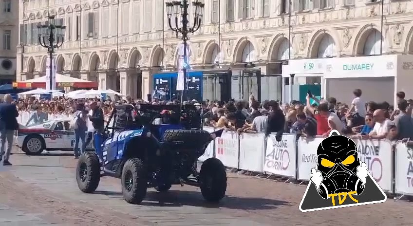 Auto sulla folla al Salone di Torino 2024: video shock