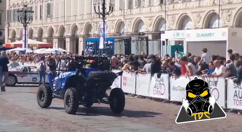 Auto sulla folla al Salone di Torino 2024: video shock