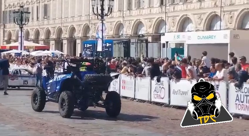 Auto sulla folla al Salone di Torino 2024: video shock