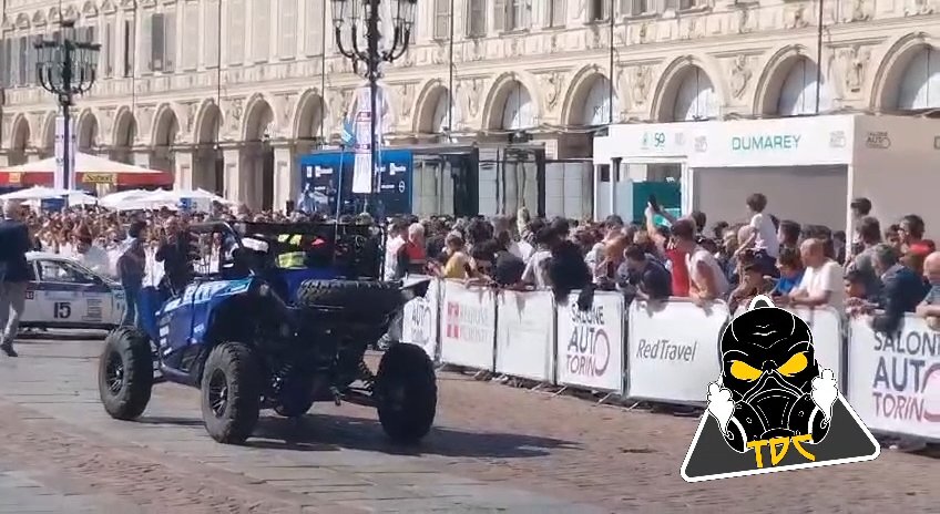 Auto sulla folla al Salone di Torino 2024: video shock