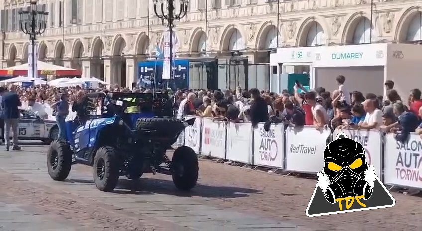 Auto sulla folla al Salone di Torino 2024: video shock