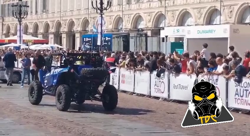 Auto sulla folla al Salone di Torino 2024: video shock