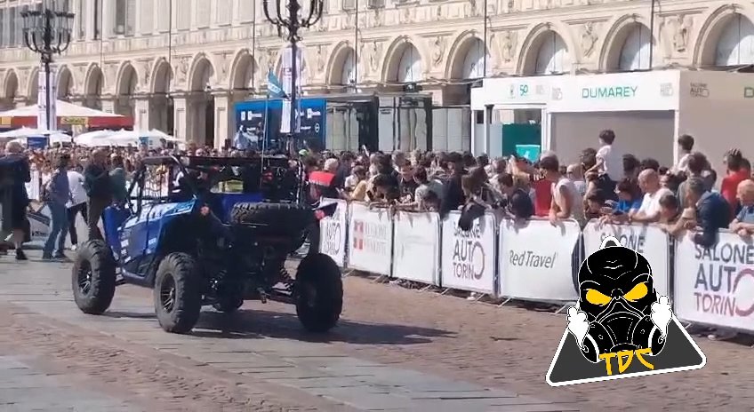 Auto sulla folla al Salone di Torino 2024: video shock