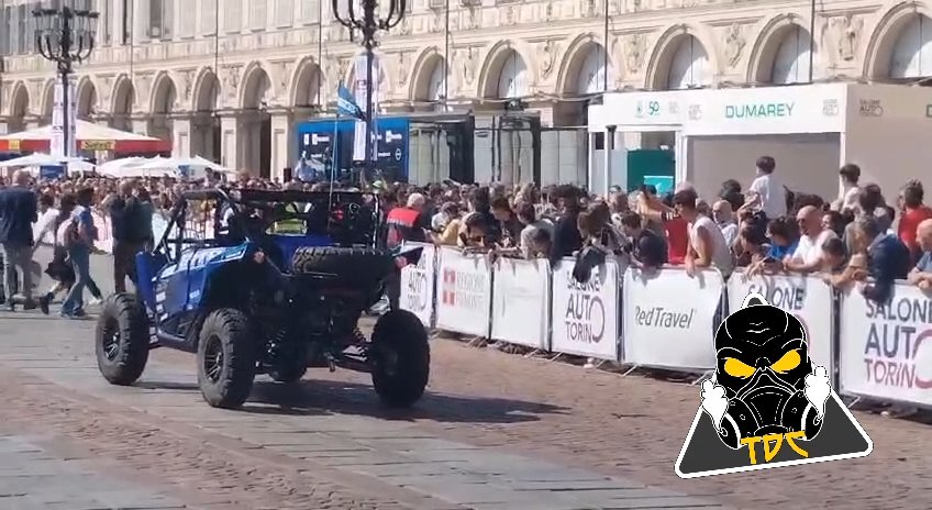 Auto sulla folla al Salone di Torino 2024: video shock