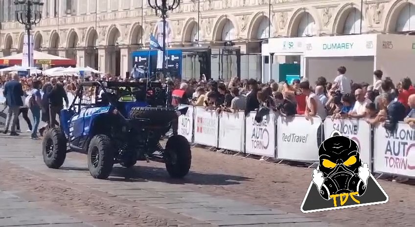 Auto sulla folla al Salone di Torino 2024: video shock