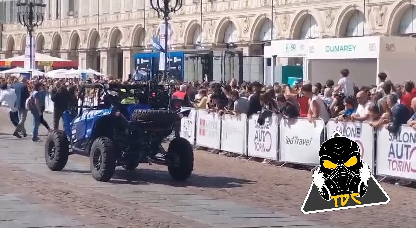 Auto sulla folla al Salone di Torino 2024: video shock