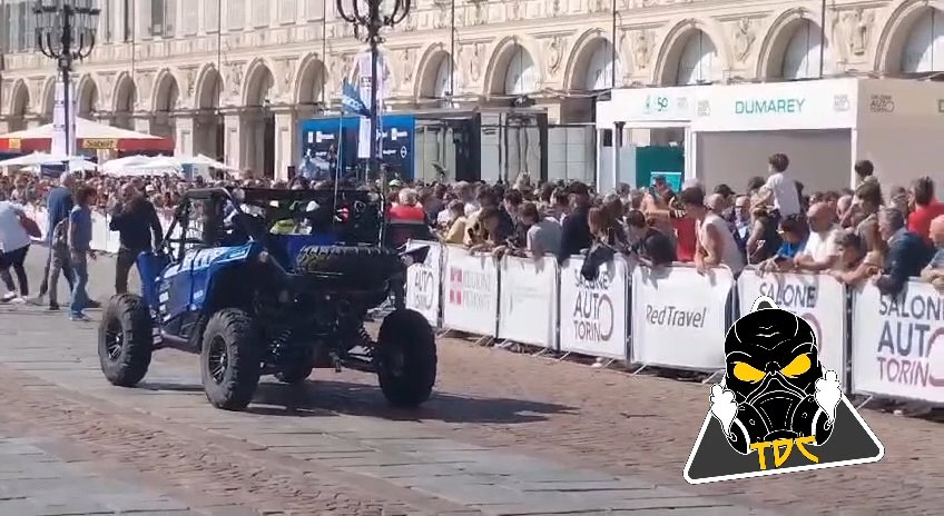 Auto sulla folla al Salone di Torino 2024: video shock