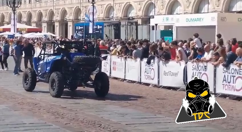 Auto sulla folla al Salone di Torino 2024: video shock