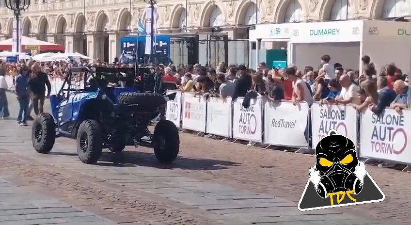 Auto sulla folla al Salone di Torino 2024: video shock