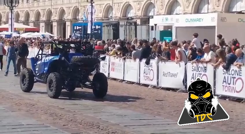 Auto sulla folla al Salone di Torino 2024: video shock