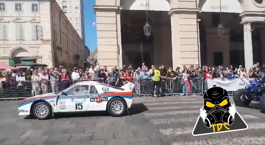 Auto sulla folla al Salone di Torino 2024: video shock